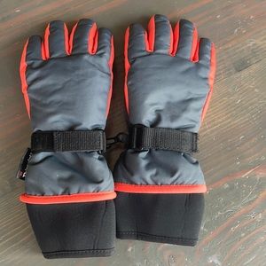 Boys winter gloves brand new never worn